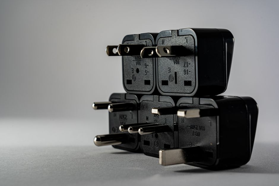 Univerzalni potovalni adapter s hitrim polnjenjem